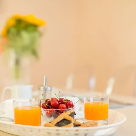 Отель Ristorante Lucia - 100 Mt Dal Mare Джулианова
