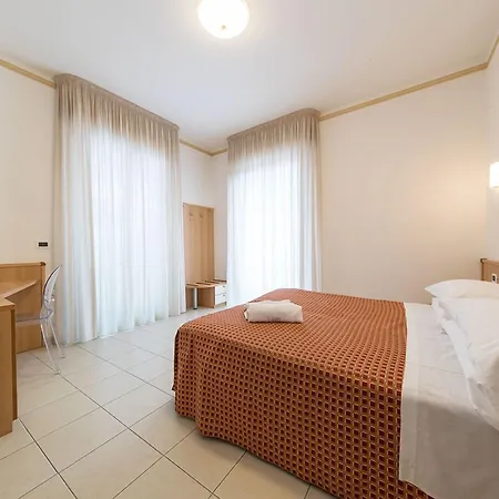 Hotel Ristorante Lucia - 100 Mt Dal Mare