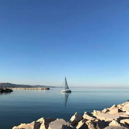 מלון Ristorante Lucia - 100 Mt Dal Mare 3*