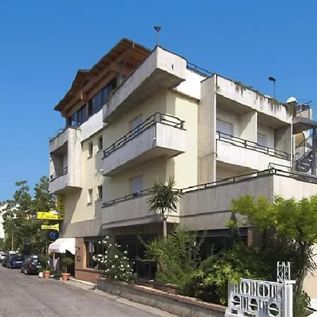 Ristorante Lucia - 100 Mt Dal Mare מלון 3*