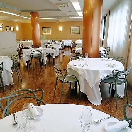 Hotel Ristorante Lucia - 100 Mt Dal Mare