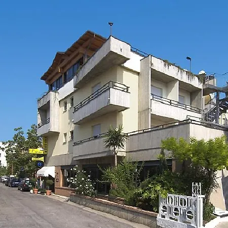 Hotel Ristorante Lucia - 100 Mt Dal Mare 3*