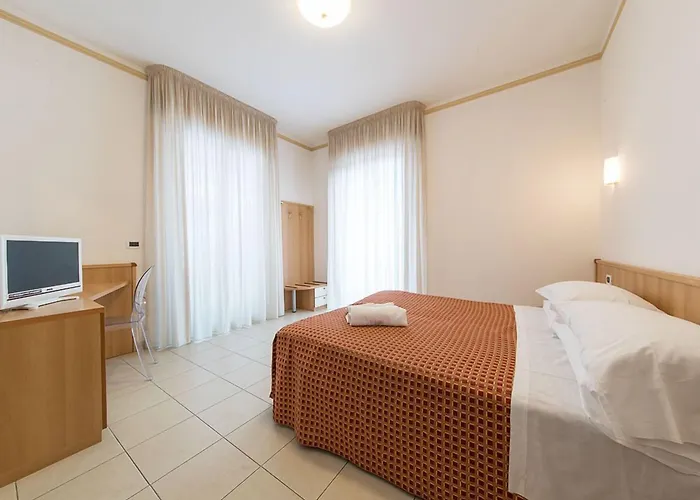 Hotel Ristorante Lucia - 100 Mt Dal Mare